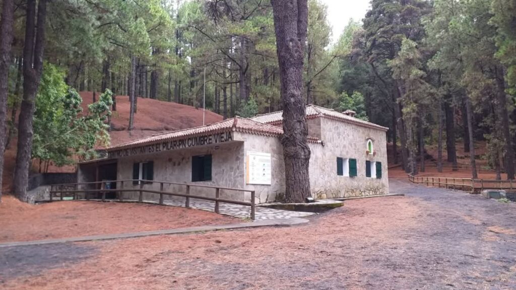 cabañas de madera del refugio de El Pilar en la isla de La Palma, punto clave del GR 131 Ruta de los Volcanes.