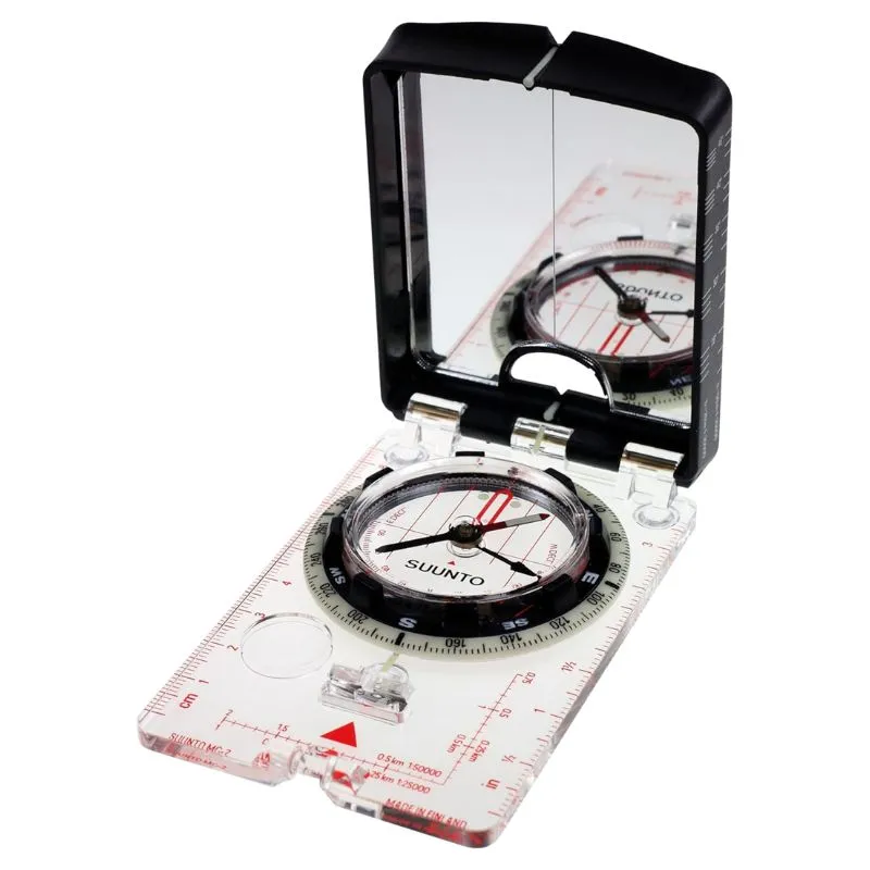 Brújula de placa profesional Suunto MC-2 con espejo de avistamiento, escalas de corrección de declinación y base transparente para orientación técnica con mapa topográfico en montaña.