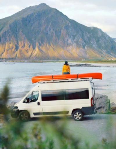 furgoneta camper parada frente al lago